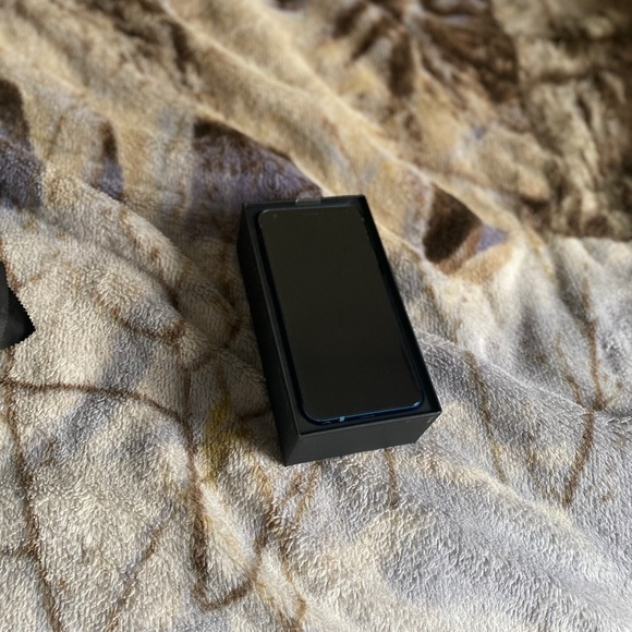 *BRAND NEW* LG Q7+ - Picture 5 of 9